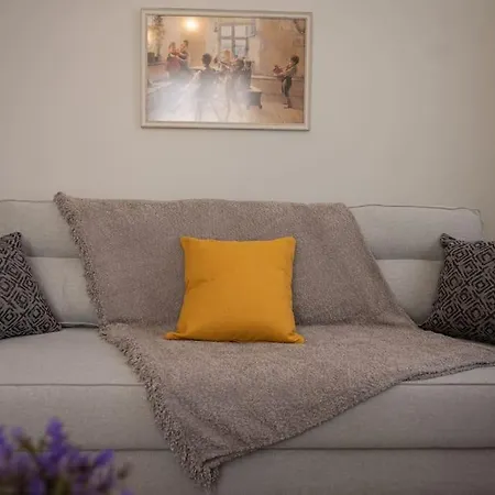 Erato 2 Cosy By Homesh *