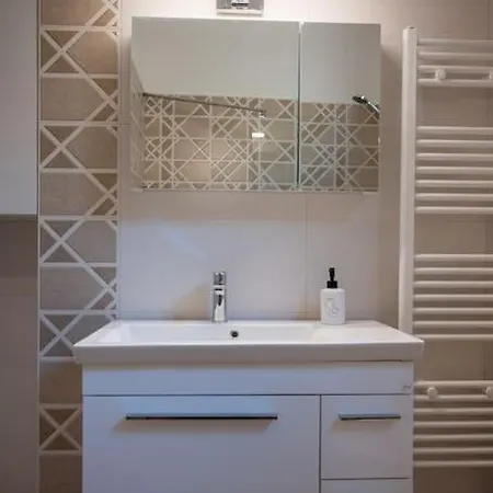 Erato 2 Cosy By Homesh *