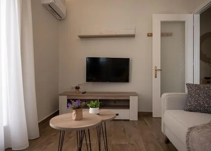 Erato 2 Cosy By Homesh *